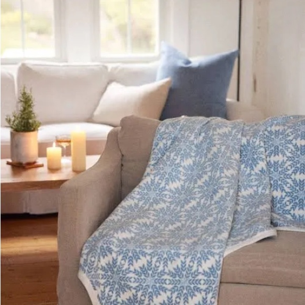 ChappyWrap Blanket in Nordic Frost Blue - Picture 4 of 4